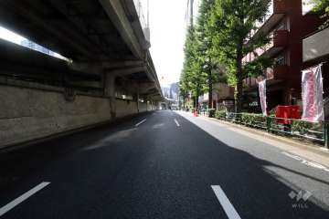 敷地東側の前面道路(北側から)