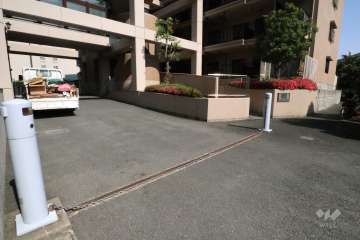 駐車場出入り口（ロボットゲート付き）