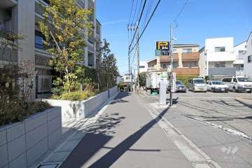 敷地東側の前面道路(南側から)