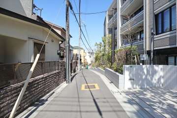 敷地西側の前面道路(南側から)