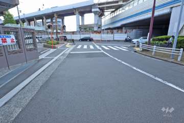 敷地北側の前面道路（東側から）