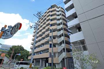 プレサンス江坂ベルフィーヌの外観（南西側から）