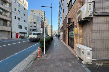 敷地の北側前面道路（西側から）