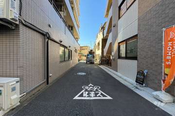 敷地の西側前面道路（北側から）