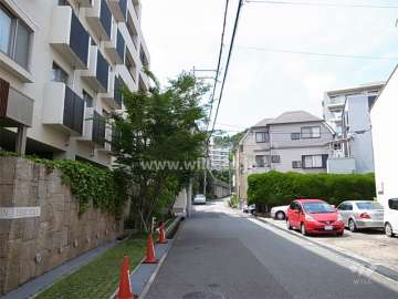 周辺はマンションと一戸建てが混在する静かな住宅地です。