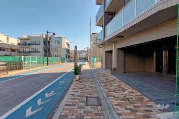 敷地北側の前面道路（西側から）