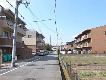 敷地北側の前面道路。敷地の西側は『瓦木幼稚園』に面しています。