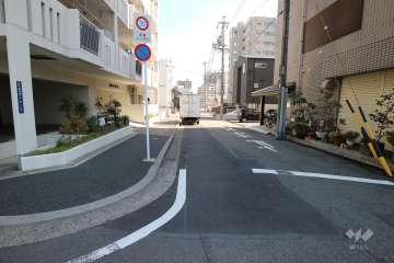 敷地南側の前面道路。大通りへと続く交通量の少ない通りです。