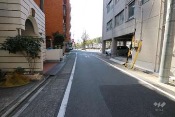 敷地西側の前面道路。大通りへと続く交通量の少ない通りです。