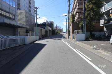 敷地南側の前面道路（東側から）