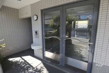 エントランスはオートロック付きです。