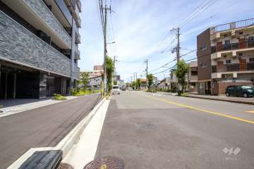敷地南東側の前面道路（南西側から）