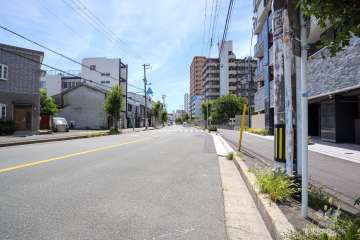 敷地南東側の前面道路（北東側から）