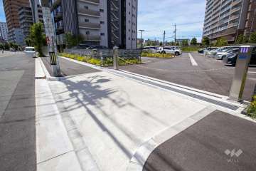 駐車場の出入り口(ロボットゲート付き）