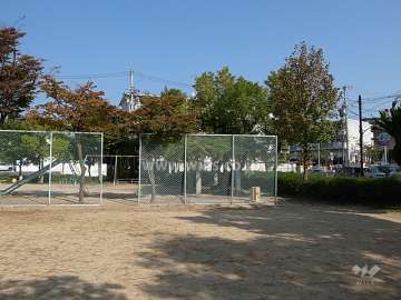 敷地の南側には道を挟んで公園があります。