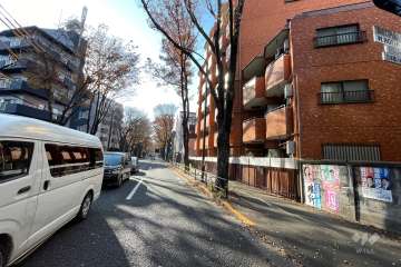 敷地南側の前面道路（東側から）