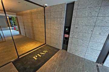 エントランスはオートロック付きです。