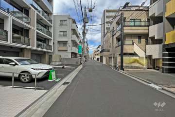 敷地の東側前面道路（南側から）