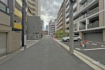 敷地の東側前面道路（北側から）