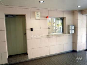 管理人室はカネボウ西宮グリーンマンション1号棟のエントランスホール内にあります。