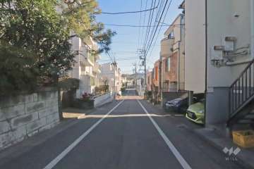 敷地の南側道路（西側から）