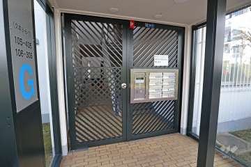 エントランスはオートロック付きです。