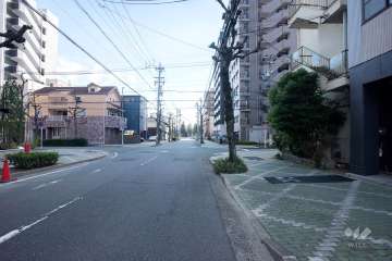 敷地西側の前面道路（北側から）