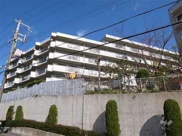 ライオンズマンション西宮高座B棟の外観（南西側から）　高台に建っています。
