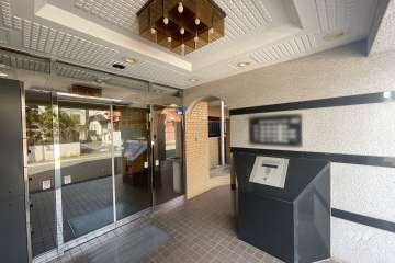 エントランスはオートロック付きです。