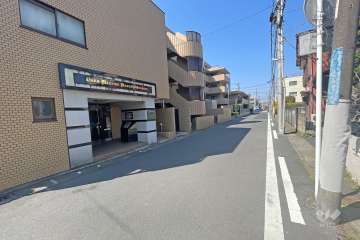 敷地北側の前面道路（東側から）