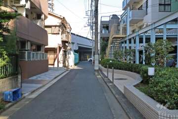 敷地西側の前面道路