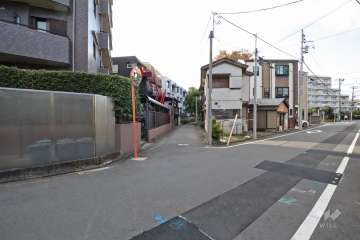 敷地北側の前面道路(東側から)