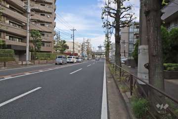 敷地南西側の前面道路は尻手黒川道路です(北西側から)。