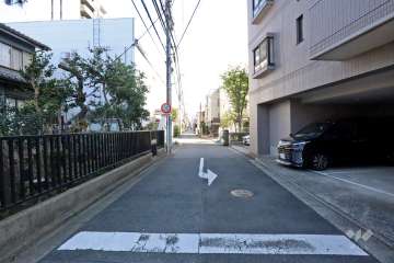 敷地北東側の前面道路（北西側から）