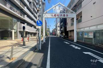 敷地南側の前面道路（西側から）