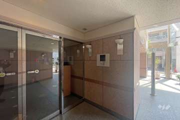 エントランスはオートロック付きです。