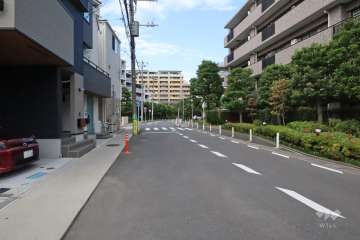 敷地西側の前面道路