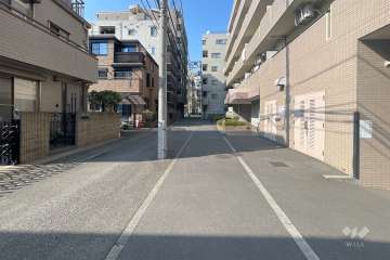 敷地西側の前面道路