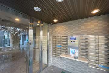 エントランスはオートロック付きです。