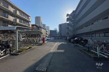 敷地内駐車場（屋外平面式）と駐輪場