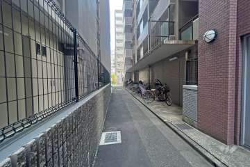 敷地東側の前面道路（北側から）