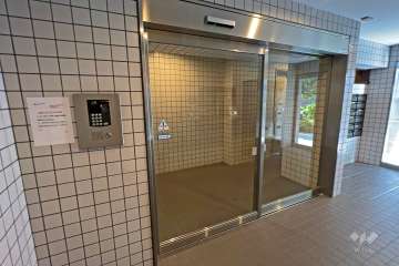 エントランスはオートロック付きです。