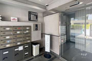 エントランスはオートロック付きです。