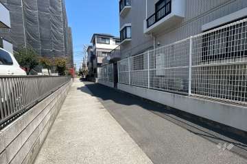 敷地西側の前面道路