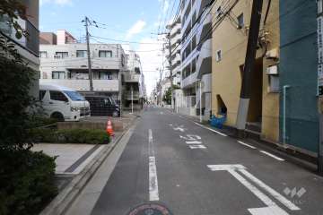 敷地西側の前面道路(南側から)