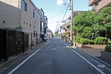 敷地西側の前面道路(南側から)