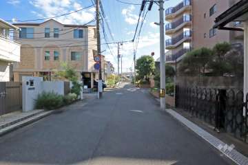 敷地北側の前面道路(西側から)