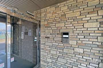 エントランスはオートロック付きです。