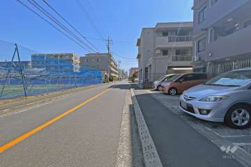 敷地北側の前面道路（西側から）