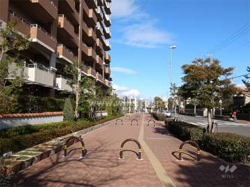 前面道路には広い歩道が付いています。